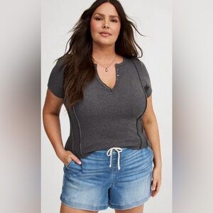 Torrid Charcoal Paneled Henley Top - Size 1 / 1X (14-16)